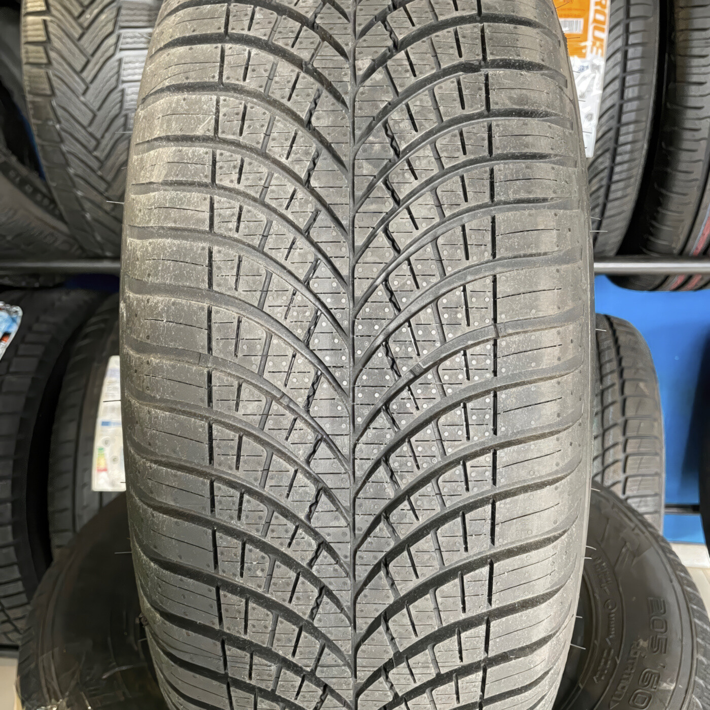 Всесезонні шини Goodyear Vector 4 Seasons G2 215/50 R17 95V XL-зображення-4